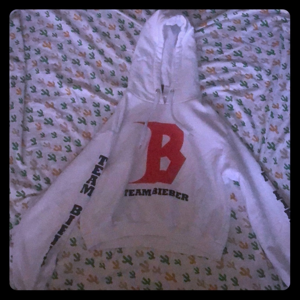 This a White cropped sweatshirt